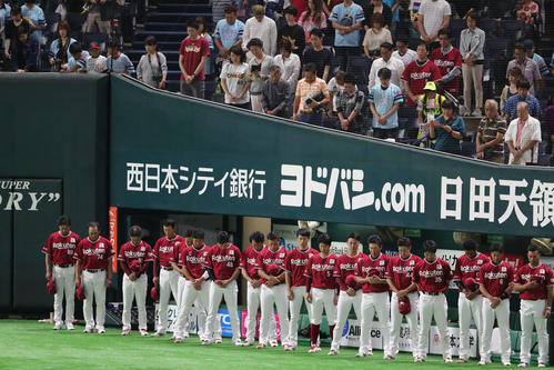ソフトバンク対楽天 試合前に亡くなった金田正一氏へ黙とうする楽天の選手ら(撮影・梅根麻紀)