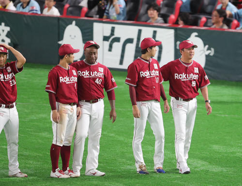 ソフトバンク対楽天 試合を終えスタンドのファンにあいさつする平石監督(撮影・梅根麻紀)
