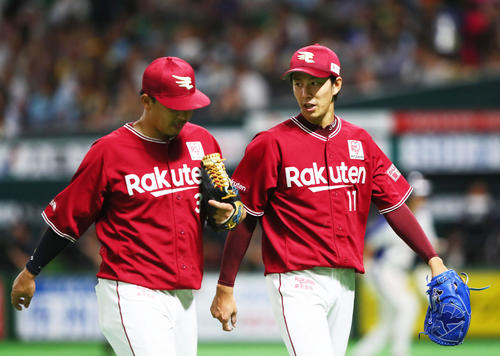 ソフトバンク対楽天 立ち上がりの2回を無失点で抑えた楽天岸(右)は二塁手浅村と会話を交わしながらベンチに戻る(撮影・足立雅史)