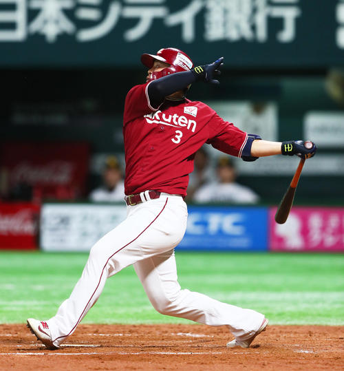 ソフトバンク対楽天 4回表楽天2死、右越え本塁打を放つ浅村(撮影・足立雅史)
