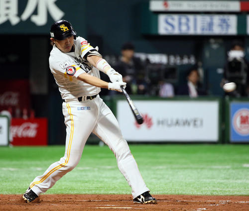 ソフトバンク対楽天 4回裏ソフトバンク2死一、二塁、内川は同点右前適時打を放つ(撮影・栗木一考)