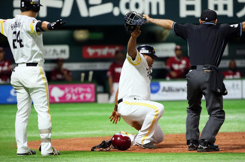 ソフトバンク対楽天 4回裏ソフトバンク2死一、二塁、内川の同点右前適時打で生還するデスパイネ(撮影・栗木一考)