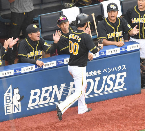 DeNA対阪神　5回表阪神2死一塁、北條史也（右）の左翼線適時三塁打で上本博紀が生還、矢野燿大監督とタッチを交わす（撮影・奥田泰也）