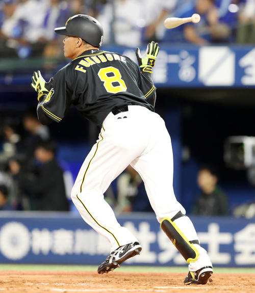 DeNA対阪神　9回表阪神2死、福留は右越えに同点本塁打を放つ（撮影・加藤哉）