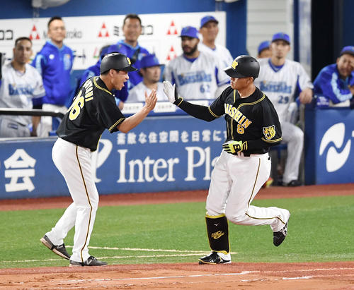 DeNA対阪神　9回表阪神2死、右越えソロ本塁打を放った福留（右）は久慈コーチとハイタッチ（撮影・鈴木みどり）