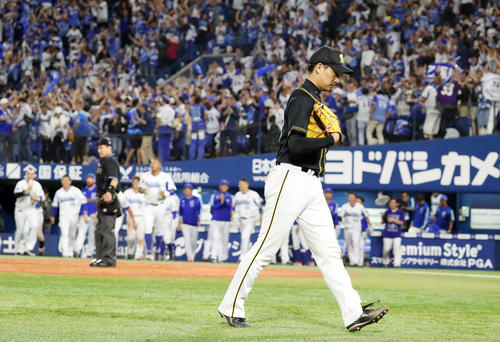 DeNA対阪神　9回裏DeNA1死一塁、岩崎は代打乙坂に右越えサヨナラ本塁打を浴び、ベンチヘ引き揚げる（撮影・加藤哉）