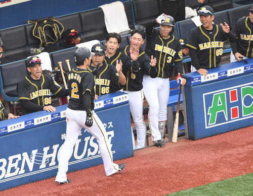 5回表阪神2死三塁、福留孝介の右前適時安打で北條史也が生還、矢野燿大監督（撮影・奥田泰也）