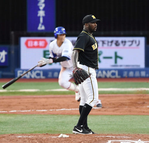 DeNA対阪神　6回裏DeNA2死二塁、神里に左適時二塁打を浴びるガルシア（撮影・鈴木みどり）