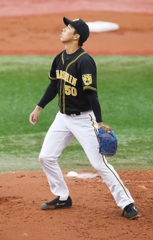 DeNA対阪神　1回裏DeNA2死二塁、ホセ・ロペスに左越え2点本塁打を浴びた青柳晃洋（撮影・奥田泰也）