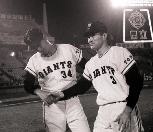 400勝を達成し長嶋茂雄（右）と握手する金田正一（1969年10月10日撮影）