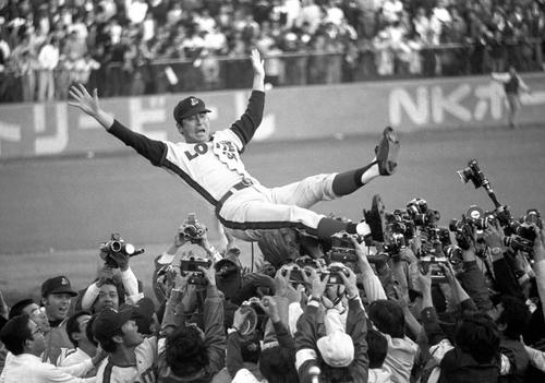 日本シリーズ優勝を決め胴上げされるロッテ金田正一監督（1974年10月23日撮影）