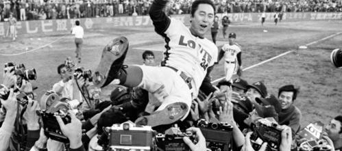 74年10月　中日を破って日本一となり胴上げされるロッテ金田監督