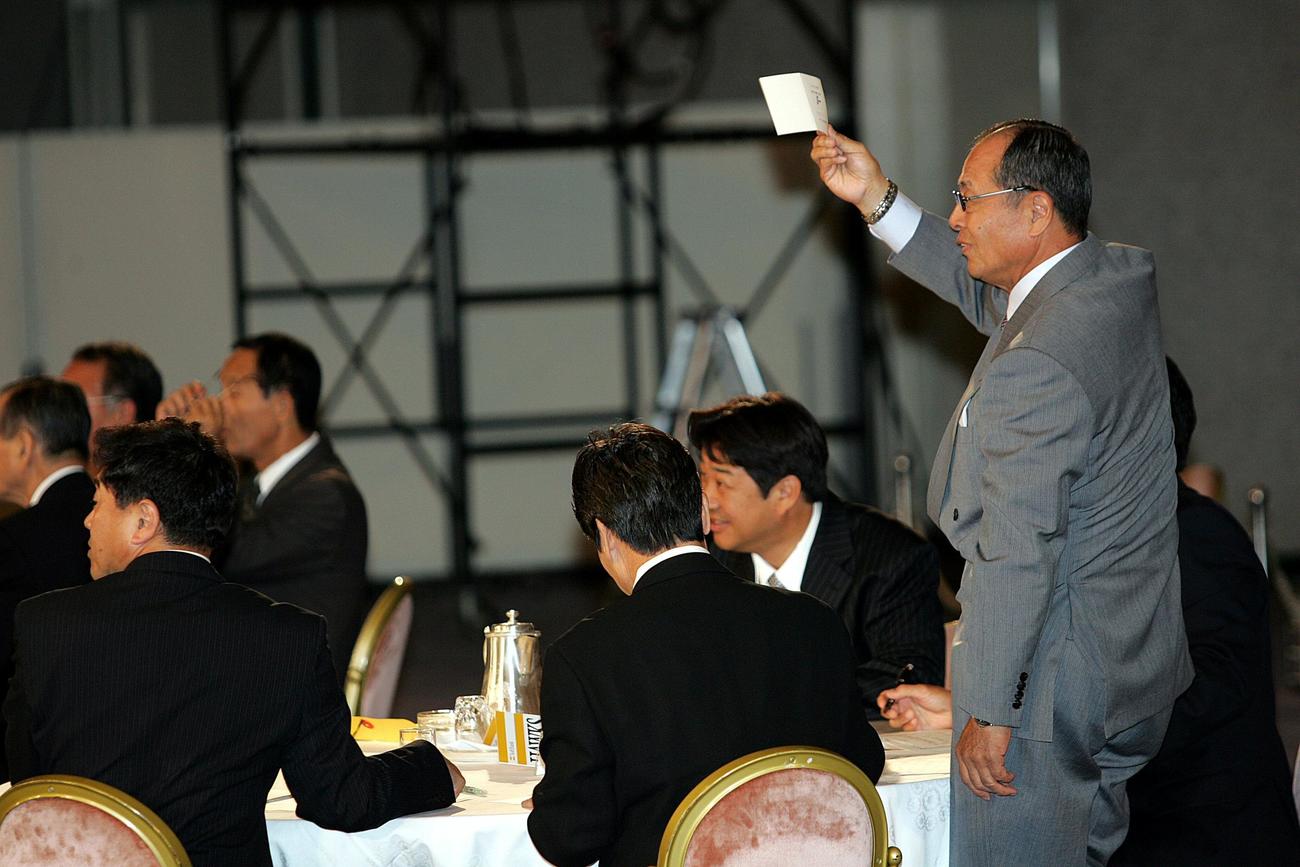 05年、1巡目指名の福岡一・陽仲寿をめぐっての抽選で、「日本ハムが交渉権確定」とアナウンスされたのを受け、クジを手に立ち上がって「ウチだよ」とアピールするソフトバンク王監督