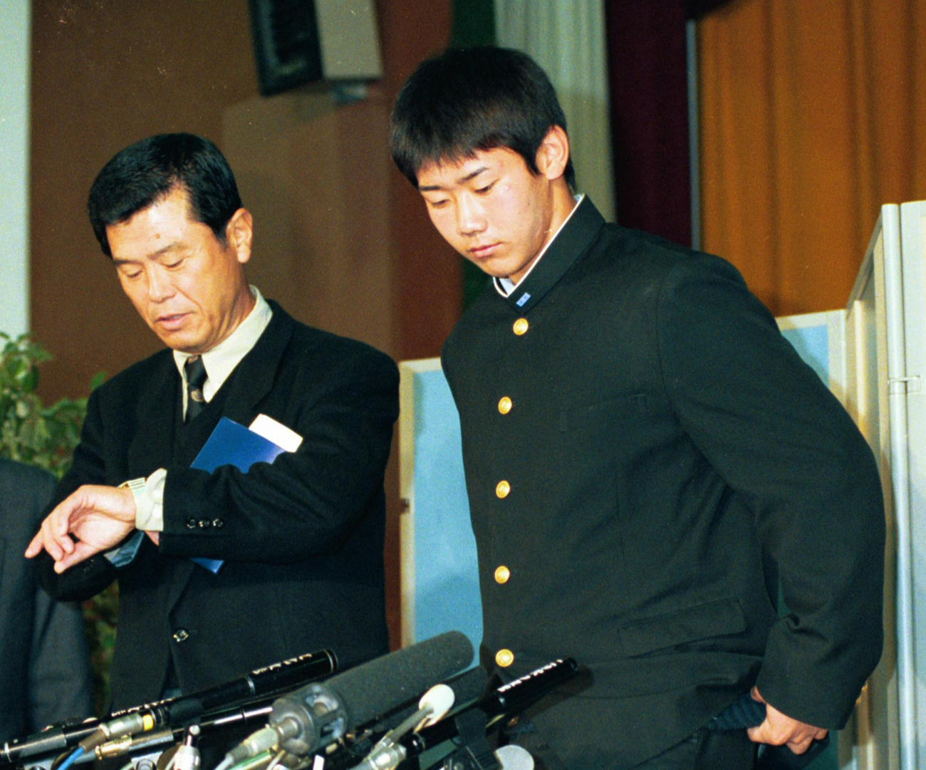 98年11月、ドラフトで西武に指名された松坂（右）と会見する横浜・渡辺監督　