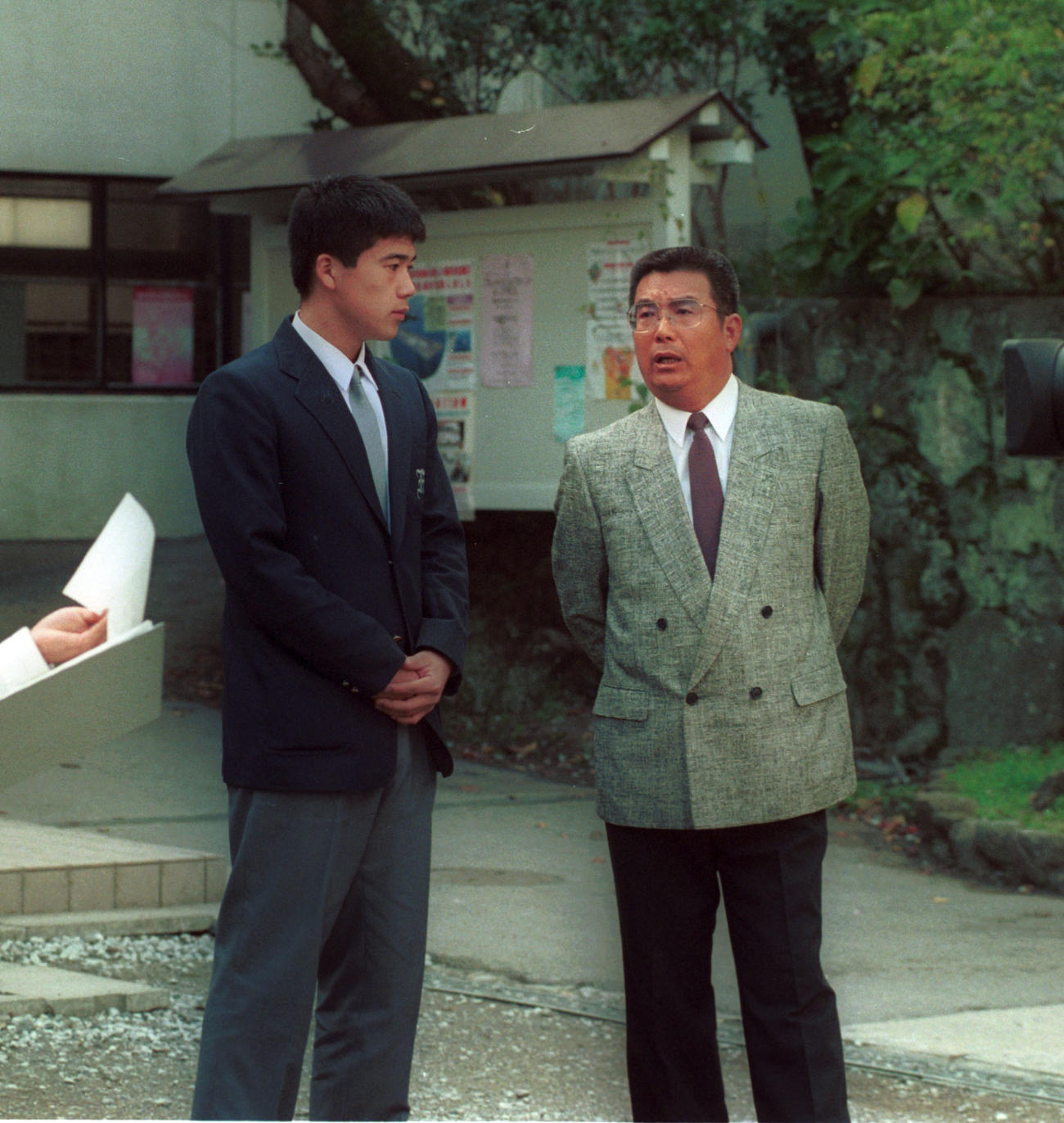 ダイエーから1位指名を受けた城島（左）と別府大府・糸永監督（1994年11月19日撮影）