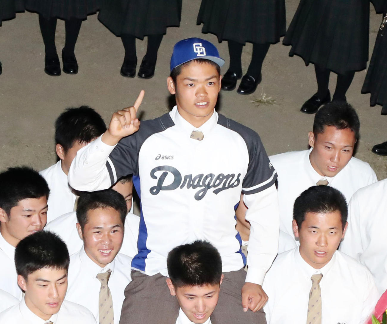 中日から1位指名を受けナインの作った騎馬の上で笑顔を見せる根尾（2018年10月25日撮影）