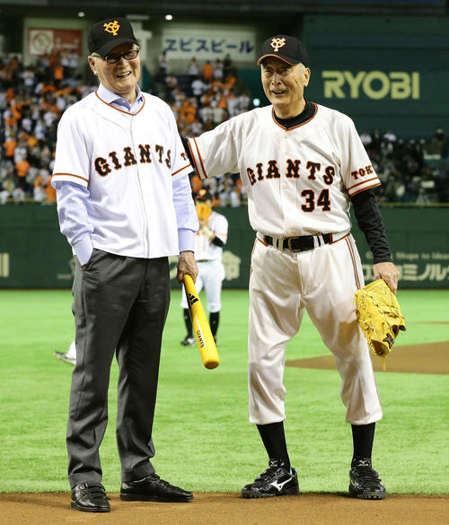 14年7月、打席対決を行った巨人長嶋茂雄氏（左）と金田正一さん