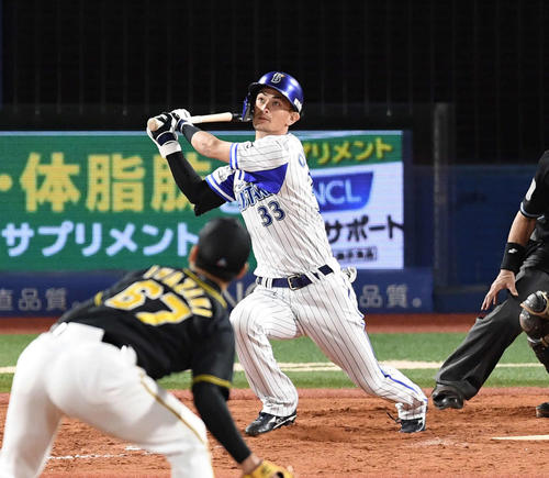 DeNA対阪神　9回裏DeNA1死一塁、右越えにサヨナラ本塁打を放つ乙坂。投手岩崎（撮影・鈴木みどり）