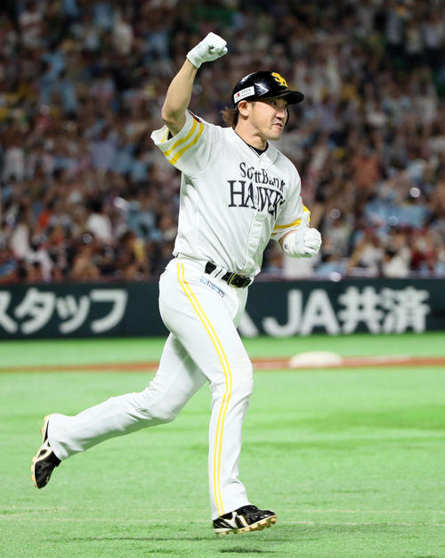 ソフトバンク対楽天　7回裏ソフトバンク無死、内川は左越えに勝ち越しソロ本塁打を放つ（撮影・栗木一考）