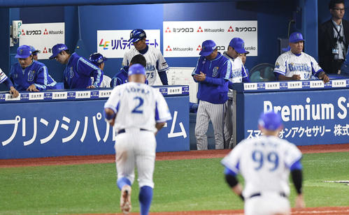 DeNA対阪神　8回表に1点を失い、暗い表情のDeNAラミレス監督（右）（撮影・鈴木みどり）