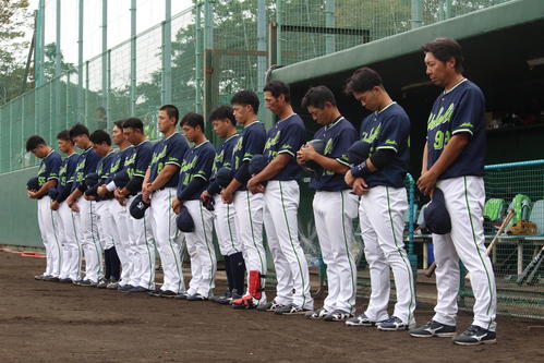 宮崎フェニックスリーグのハンファ－ヤクルト戦の試合前に行われた黙とう（撮影・保坂恭子）