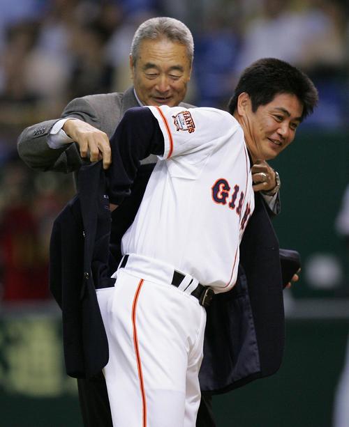 04年8月、金田氏から名球会のブレザーを贈られる工藤（右）