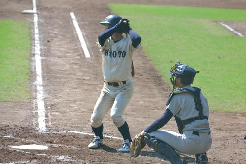 先制弾を放つなど、2安打3打点の活躍をした京大・西