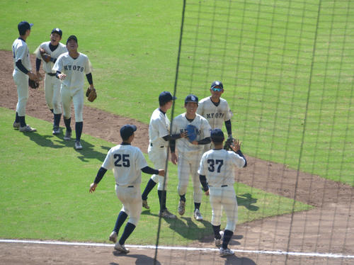 関学大に勝利し、喜ぶ京大ナイン