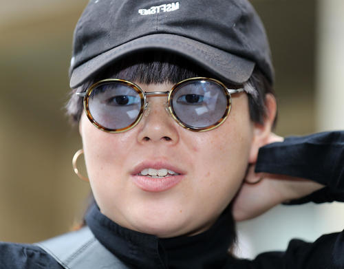 金田正一さんの自宅に弔問に訪れたブルゾンちえみ（撮影・大野祥一）