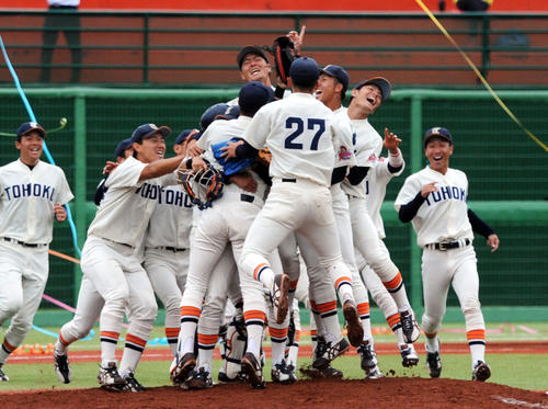 東北福祉大の選手たちは4季連続72度目の優勝を決めて喜び合う（撮影・佐々木雄高）