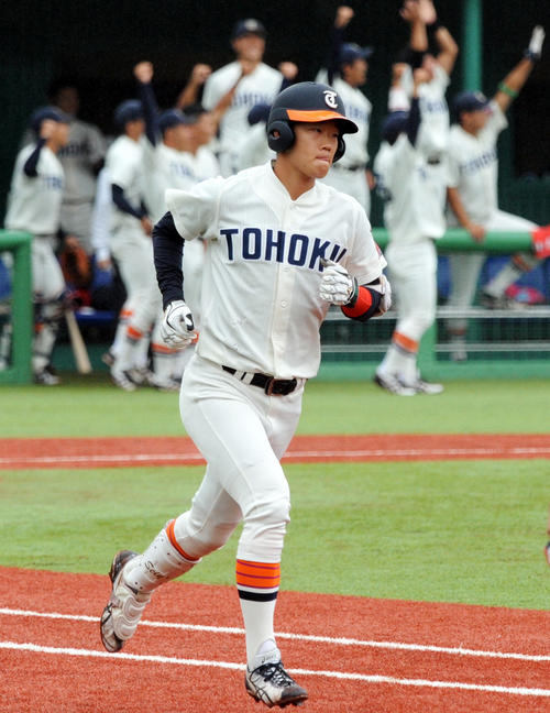 3回表東北福祉大2死二塁、清水が左越え2ラン（撮影・佐々木雄高）