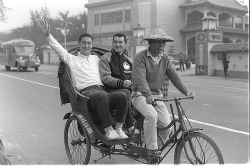 68年2月、台湾キャンプで金田正一（左）と人力車に乗って台中市内を観光