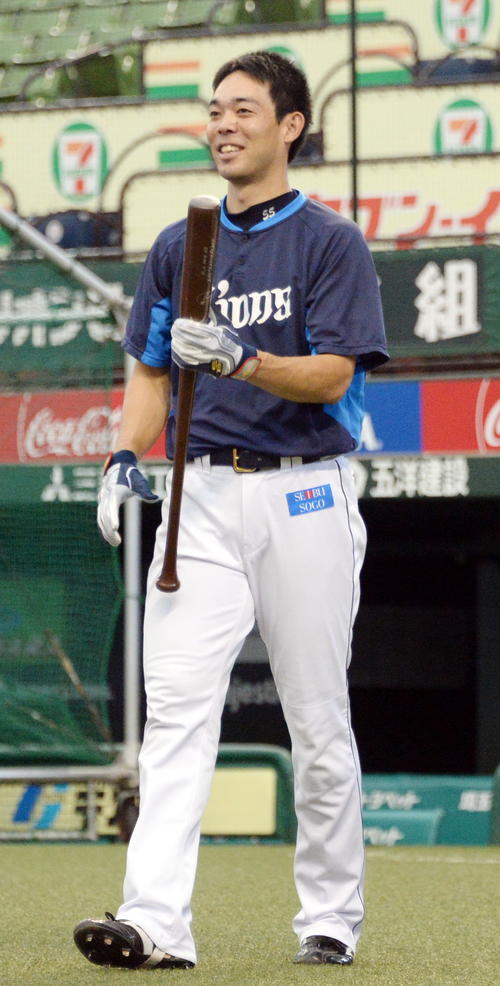 居残りでの打撃練習を終え笑顔で引き揚げる西武秋山（撮影・鈴木正章）