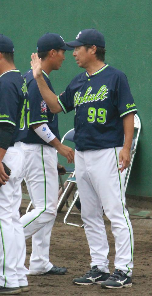 宮崎フェニックスリーグ・ハンファ対ヤクルト　開幕戦に勝利し、選手をハイタッチで迎えるヤクルト高津監督（撮影・保坂恭子）