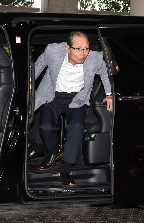 ソフトバンク対楽天　球場入りするソフトバンク王球団会長（撮影・今浪浩三）