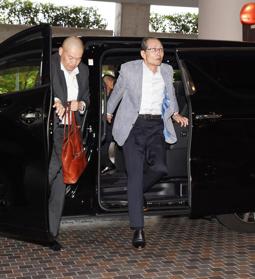 ソフトバンク対楽天　球場入りする王貞治球団会長（撮影・今浪浩三）