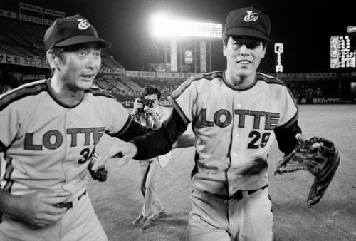村田兆治氏（右）、金田正一さん（1976年9月10日撮影）