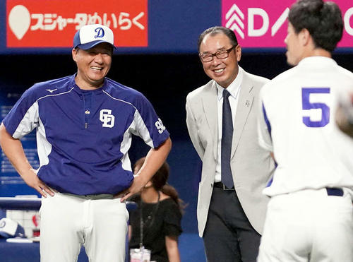 阿部寿樹の打撃練習を笑顔で見つめる仁村徹氏（右）と与田監督（撮影・森本幸一）