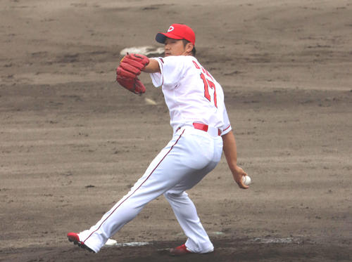 みやざきフェニックス・リーグ楽天戦に登板した広島岡田