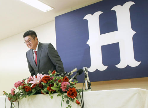 広島の佐々岡新監督は就任発表会見を終え一礼する（撮影・上山淳一）