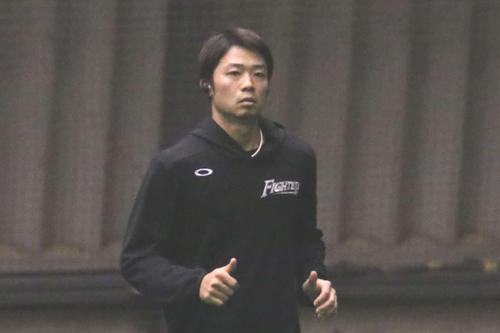 室内練習場でランニングする日本ハム中島（撮影・山崎純一）