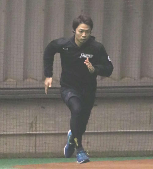 室内練習場でダッシュする日本ハム中島（撮影・山崎純一）