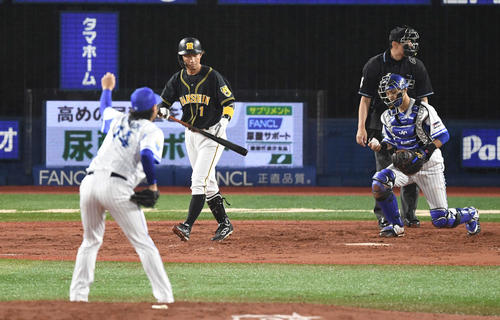 DeNA対阪神　4回表阪神2死一、二塁、四球を選ぶ代打鳥谷。投手石田（撮影・鈴木みどり）