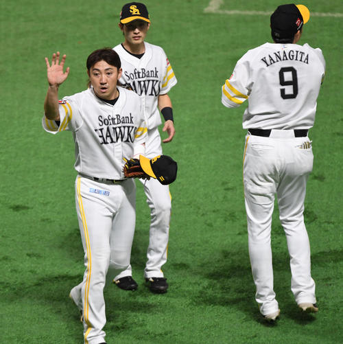 ソフトバンク対楽天　4回裏に同点適時打を放った内川聖一（左）は柳田悠岐とタッチする（撮影・今浪浩三）