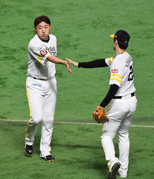 ソフトバンク対楽天　4回裏に同点適時打を放った内川聖一（左）は先発の高橋礼とタッチする（撮影・今浪浩三）