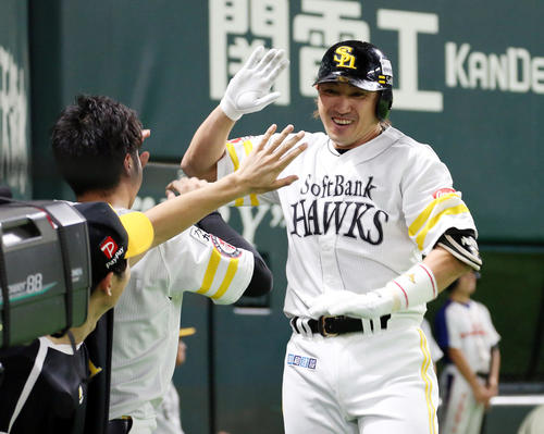 ソフトバンク対楽天　7回裏ソフトバンク無死、内川は左越え勝ち越し本塁打を放ち、甲斐野（左）らとハイタッチ（撮影・栗木一考）