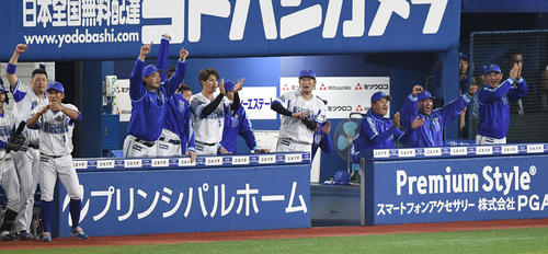 DeNA対阪神　7回裏DeNA1死満塁、伊藤光の打球を三塁手北條が適時失策し、ガッツポーズするラミレス監督（右から2人目）（撮影・鈴木みどり）