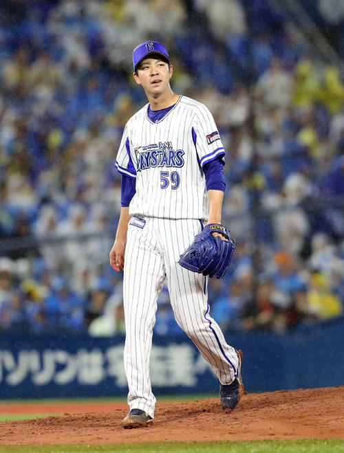 DeNA対阪神　4回表、降板するDeNA平良（撮影・鈴木正人）