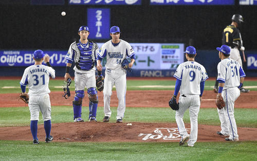 DeNA対阪神　4回表阪神2死一、二塁、代打鳥谷を迎える前、降板する平良（中央）（撮影・鈴木みどり）