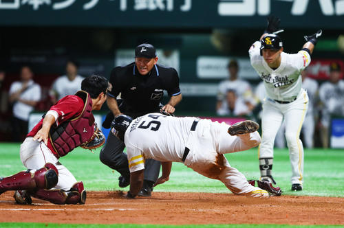 ソフトバンク対楽天　4回裏ソフトバンク2死一、二塁、内川の右前打に好走塁を見せ生還する二塁走者デスパイネ（中央）。楽天捕手太田（左）（撮影・足立雅史）